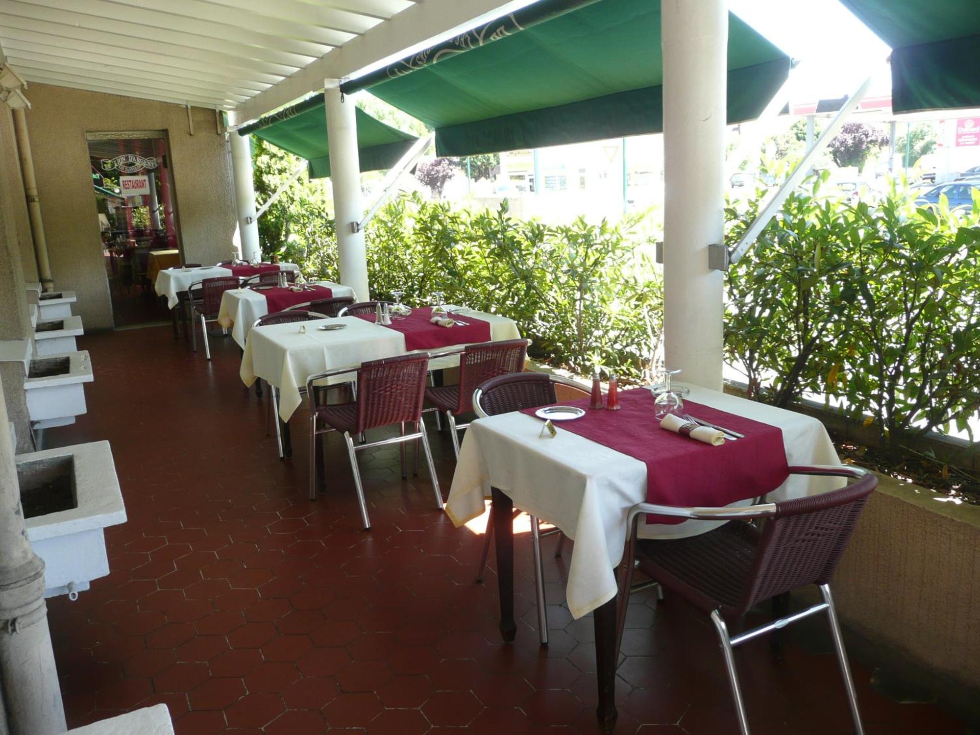 Logis Hotel Restaurant Du Lion D'Argent Et Des Tanneries La Châtre Εξωτερικό φωτογραφία